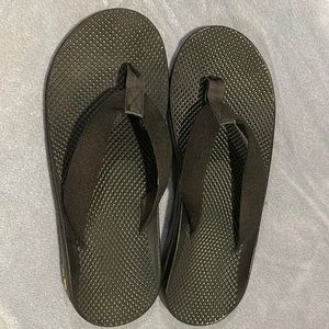 Like New Mens 10 Black Chaco Flip Flops